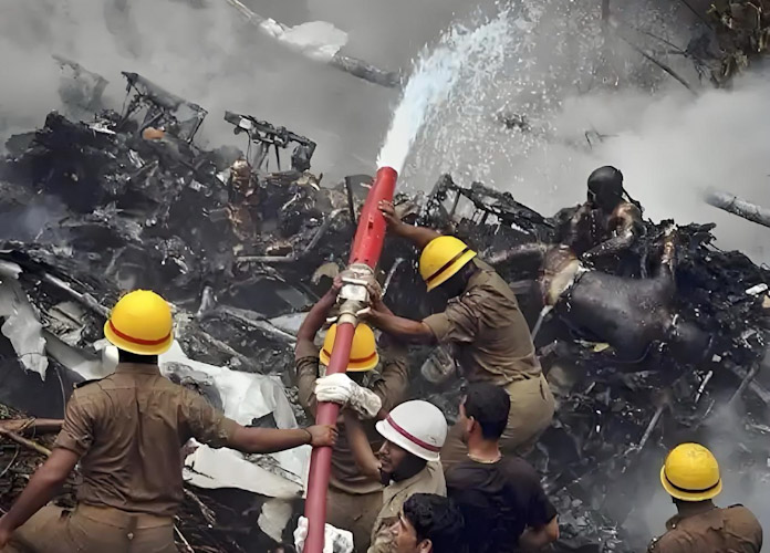 അഹമ്മദാബാദിൽ വിമാനം തകർന്നു വീണു; 110 മരണം, ഗുജറാത്ത് മുൻ മുഖ്യമന്ത്രി വിമാനത്തിൽ, 242 യാത്രക്കാരെന്ന് സ്ഥിരീകരണം 2 1002656435