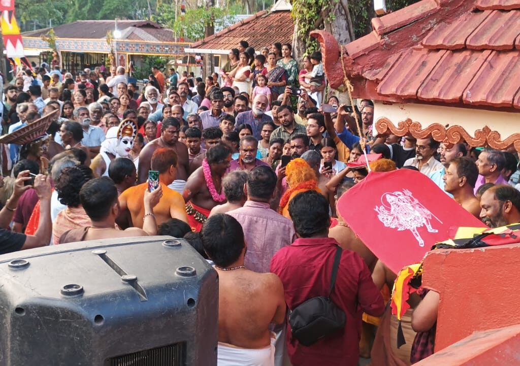 ഭക്തിയും കലാവൈഭവവും ഒരുമിച്ചുചേർന്ന മഹോത്സവം; തിരുവെങ്കിടാചലപതി ക്ഷേത്രത്തിൽ മകരചൊവ്വ മഹോത്സവം വർണ്ണാഭമായി 4 1000414998
