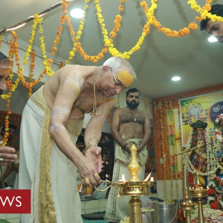 ശ്രീ ഗുരുവായൂരപ്പൻ ഭജന സമിതിയുടെ നാമ, യജ്ഞങ്ങൾക്ക് ഗുരുവായൂർ ക്ഷേത്രം തന്ത്രി ബ്രഹ്മശ്രീ ചേന്നാസ്സ് ദിനേശൻ നമ്പൂതിരി ഭദ്രദീപം തെളിയിച്ചു