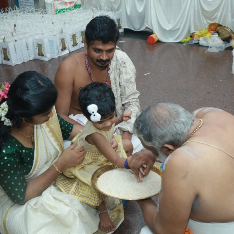 ശ്രീഗുരുവായൂരപ്പ സന്നിധിയിൽ ഹരിശ്രീ കുറിച്ച് കുരുന്നുകൾ